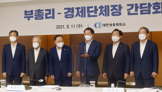 Korea Chamber of Commerce and Industry (KCCI) Chairman Chey Tae-won, fourth from left, poses with Finance Minister Hong Nam-ki, third from left, and other heads of business lobbying groups on Wednesday at the office of the KCCI. [YONHAP]
