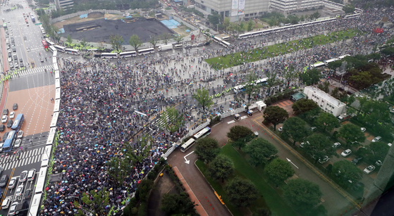 In this file photo, conservative protesters march toward the Blue House on Aug. 15, 2020. [NEWS1]