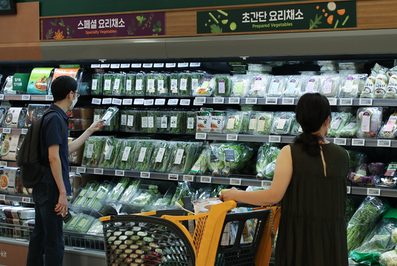 People shop for groceries at a discount mart in Seoul. [YONHAP] 