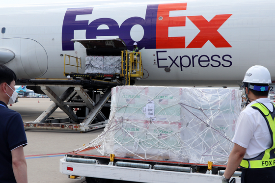 The newly arrived 400,000 doses of Johnson & Johnson's Janssen Covid-19 vaccine are being unloaded from an airplane at Incheon International Airport on Sunday afternoon. [KOREA DISEASE CONTROL AND PREVENTION AGENCY]