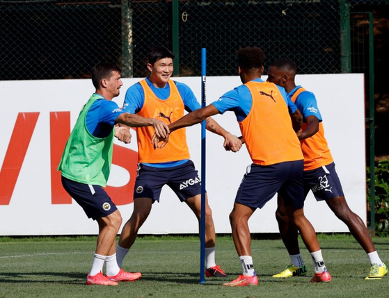 Kim Min-jae, second from left, trains with Fenerbahce for the first time on Saturday. [YONHAP]