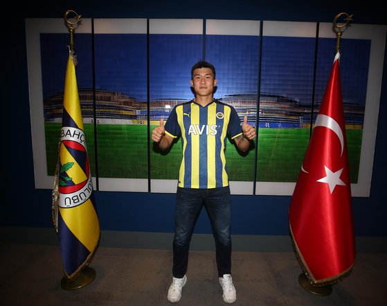 Kim Min-jae is wearing the Fenerbahce uniform after officially announcing that he has joined the Turkish football team on Friday. [YONHAP]