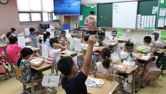 Students attend a class at an elementary school in Suwon, Gyeonggi, on Tuesday, as schools nationwide reopened after the summer break. [NEWS1]