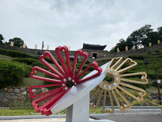 An artwork displayed in Gongsanseong fortress in Gongju. [JANG NAM-MI]