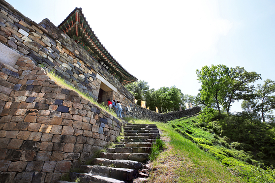 Gongsanseong fortress in Gongju, South Chungcheong, is one of eight historic sites included in the "Baekje Historic Areas," which was inscribed on Unesco in 2015. [PARK JONG-KEUN]