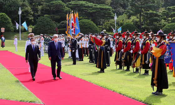 President Moon Jae-in, left, and Kazakhstan’s President Kassym-Jomart Tokayev are greeted by an honor guard in a welcome ceremony held at the Blue House in central Seoul Tuesday. The Kazakh president was on a two-day state visit for a summit with Moon and is the first foreign leader to make a trip to Korea since the beginning of the Covid-19 pandemic last year. [NEWS1]
