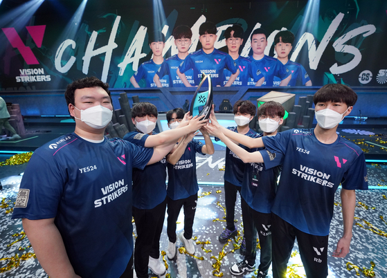 Vision Strikers pose for the cameras with their newest trophy in hand. [RIOT GAMES]