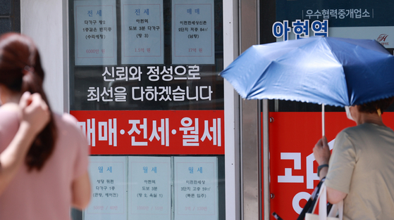 Apartment prices are shown in front of a real estate agent office Tuesday in Seodaemun District, western Seoul. According to Korea Real Estate Board, the price of homes in Seoul in July was up 0.6 percent on month, the highest rate of increase since July last year's 0.71 percent on-month increase. [YONHAP]