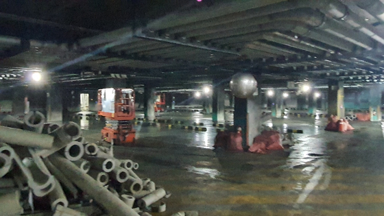 A fire broke out in an underground parking garage in Buldang-dong, Cheonan in South Chungcheong at around 11:09 p.m. on Aug. 11, damaging more than 600 cars. [SHIN JIN-HO]