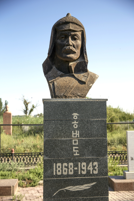 Korean independence fighter Hong Beom-do will be will be repatriated to Korea on Sunday, ahead of Kazakh President Kassym-Jomart Tokayev's state visit to Seoul next Monday and Tuesday for a summit with President Moon Jae-in. Hong’s bust is pictured in a cemetery in Kyzylorda, Kazakhstan, and a Korean delegation will fly to the country Saturday to bring him home to be buried at a national cemetery in Daejeon Wednesday. [YONHAP]