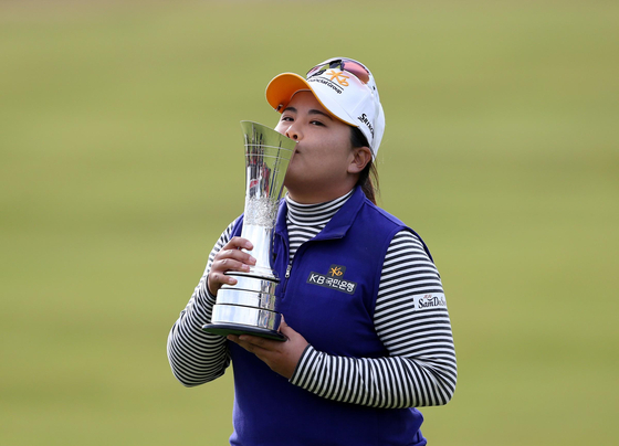 Park In-bee poses with the trophy after winning the Women's British Open golf championship at the Turnberry golf course in Turnberry, Scotland on Aug. 2, 2015. [AP/YONHAP]