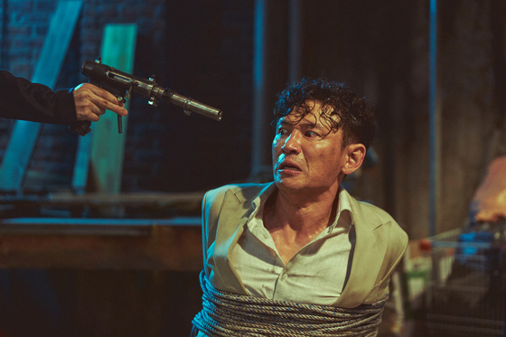 Actor Hwang Jung-min portrays himself as a movie star abducted in the streets of Seoul in "Hostage: Missing Celebrity." [NEXT ENTERTAINMENT WORLD]             