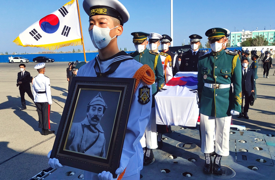 An honor guard of the Korean Armed Forces carry the national flag-draped coffin of the remains of Hong Beom-do, a legendary Korean independence fighter, to the special cargo plane at Kyzylorda Airport, Kazakhstan, on Sunday. The plane was scheduled to fly to Seoul Airport in Seongnam, Gyeonggi, in the evening on Korea’s Liberation Day. Hong Beom-do was a general who commanded a Korean liberation army unit to battle the Japanese army in Manchuria in 1920s. Hong’s remains were retrieved from a cemetery in Kyzylorda on Saturday for repatriation to his homeland, 78 years after his death in the Central Asian country. [YONHAP]