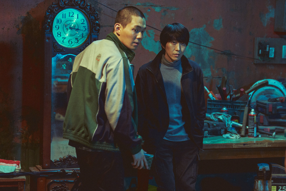 Right, Choi Ki-wan (played by Kim Jae-bum), the leader of the crime ring, and his second-in-command, Yeom Dong-hoon (played by Ryu Kyung-soo) in their safe house. [NEXT ENTERTAINMENT WORLD]             