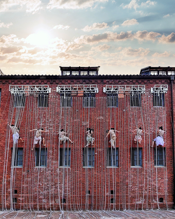 A wall performance by Project Nalda [PROJECT NALDA]