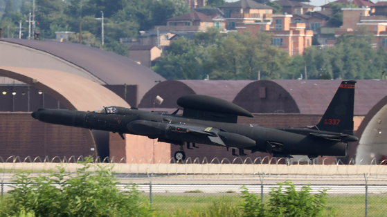 A Lockheed Martin U-2S high-altitude reconnaissance aircraft lands at Osan Air Base in Pyeongtaek, Gyeonggi, after completing a mission Tuesday afternoon. Seoul and Washington kicked off their four-day crisis management staff training Tuesday as a prelude to their annual summertime military exercise next week, and Kim Yo-jong, the North Korean leader’s sister, issued a statement the same day slamming the joint drill. [NEWS1] 