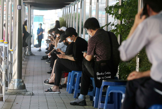  Citizens are waiting for a Covid-19 test in a makeshift center in Seoul on August 19 when daily cases soared above 2,000 to 2,152 after they hit 2,222 eight days earlier. [KIM SANG-SEON]