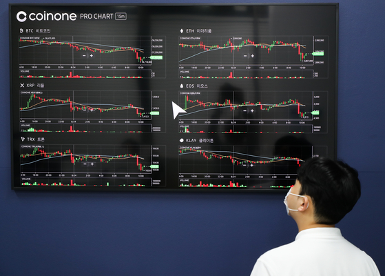A display at the cryptocurrency exchange Coinone's customer center in Yongsan District, central Seoul, shows the price of bitcoin rising on Tuesday. Bitcoin traded above 57 million won ($48,300) while Ethereum traded at 3.88 million won. Recently there have been growing expectations in the market that the values of cryptocurrency have hit a low and will continue to rise. Ethereum investments in particular have been increasing as it is considered to be relatively less volatile than bitcoin. [YONHAP] 