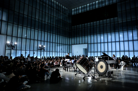Ensemble Blank, led by conductor Choi Jae-hyuk performs this weekend at the Seoul Arts Center. [ESTRO STUDIO]