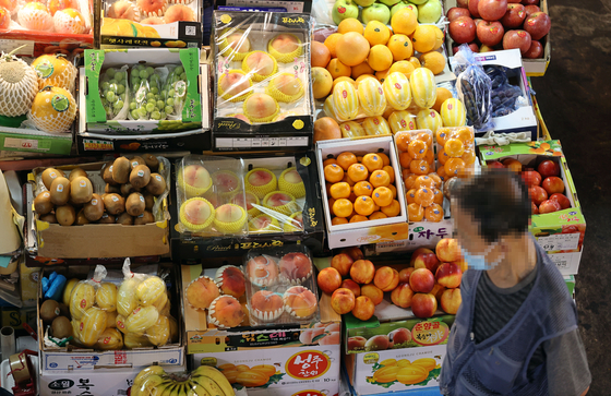 A variety of fruits are displayed at a traditional market in Seoul on Tuesday. [YONHAP] 