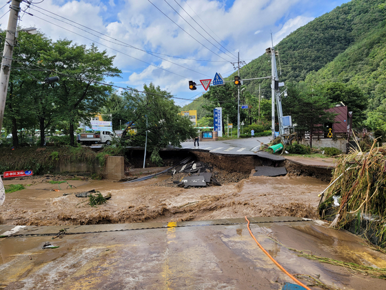 A road in Pohang, North Gyeongsang, is shown cut off on Tuesday as a road bridge was swept away due to heavy rainfall brought by Typhoon Omais overnight. [YONHAP]