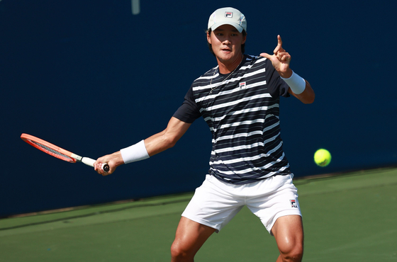 Kwon Soon-woo returns a shot to Pablo Carreno Busta of Spain on Day 4 of the Winston-Salem Open at Wake Forest Tennis Complex on Aug. 24 in Winston Salem, North Carolina. [AFP/YONHAP]