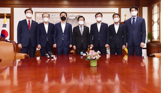  National Assembly Speaker Park Byeong -seug, center, poses with floor leaders of the ruling and opposition parties on Wednesday to review the schedule for the plenary session at the National Assembly in Yeouido, western Seoul. [YONHAP]