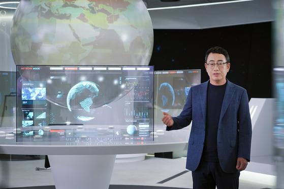 Ryu Young-sang, president of SK Telecom's mobile network operator (MNO), presents the company's new subscription business ″T Universe,″ that will give customers discounts at Amazon, 11st and many other popular brands in and outside of Korea with a monthly price of less than 10,000 won ($8.57). [SK TELECOM]