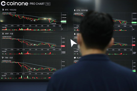 Cryptocurrency values shown on a display at Coinone's customer center in Yongsan, Seoul, on Wednesday. The government announced the current status of cryptocurrency exchange operators ahead of the Sept. 24 mandatory FIU registration. [YONHAP]