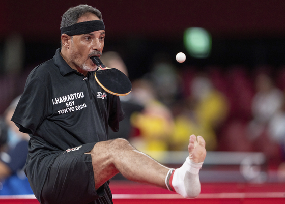 Egypt's Ibrahim Elhusseiny Hamadtou serves against Park Hong-kyu in the Class 6, Group E men's table tennis tournament at the Tokyo 2020 Paralympic Games in Tokyo on Wednesday. [AP/YONHAP]