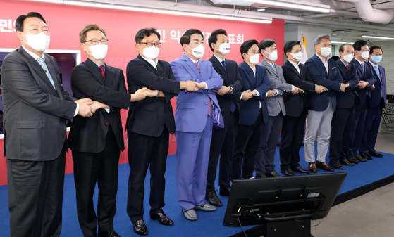 Presidential contenders of the main opposition People Power Party (PPP) pose together at the party headquarters in Yeouido, western Seoul, on Wednesday before each of the 12 candidates for the PPP’s primary present their own policy pledges to the public. [KIM KYOUNG-ROK]