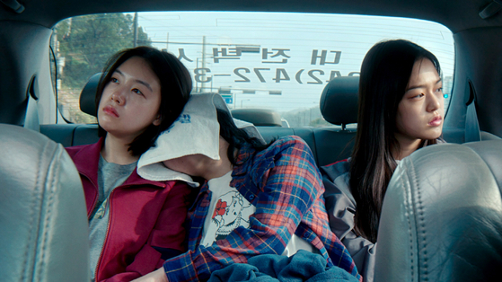 Scenes from the film. Kang-yi and her friends keep running away from their homes. [AT9 FILM]