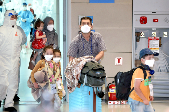 A group of 378 Afghans who worked with the Korean government over the years and their families, including many young children, arrive at Incheon International Airport Thursday afternoon. [JOINT PRESS CORPS]