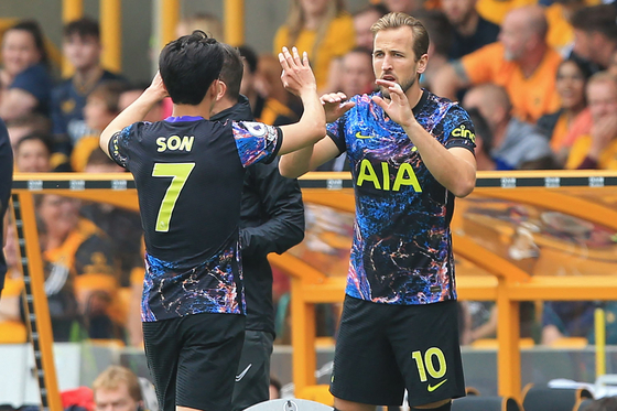 Tottenham Hotspur's Harry Kane comes on as a substitute for Son Heung-min during a match against Wolverhampton Wanderers on Sunday. [AFP/YONHAP]