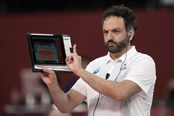 Head coach Stefano Lavarini reacts as Korea plays Serbia during the bronze medal match in women's volleyball at the 2020 Summer Olympics on Aug. 8 in Tokyo, Japan. [AP/YONHAP]