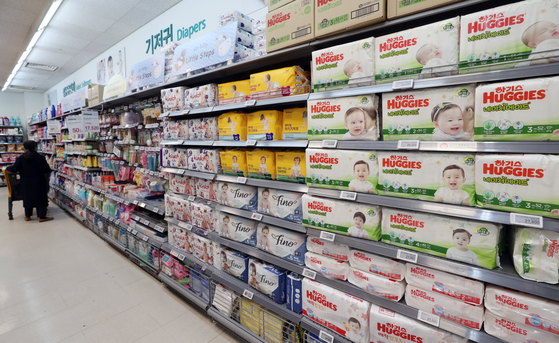 Diapers are displayed at aisles at a discount mart in Seoul. Korea's fertility rate was 0.84 births per women last year, down 0.1 on year and the lowest out of 38 OECD member countries. [NEWS1]