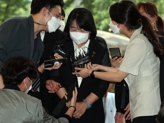 Rep. Yoon Mee-hyang, center, enters the Seoul Southern District Court on Aug. 11 to attend her trial. She was indicted on charges of exploiting survivors of Japan's wartime sexual slavery and misappropriating donations made to her civic group. [YONHAP]