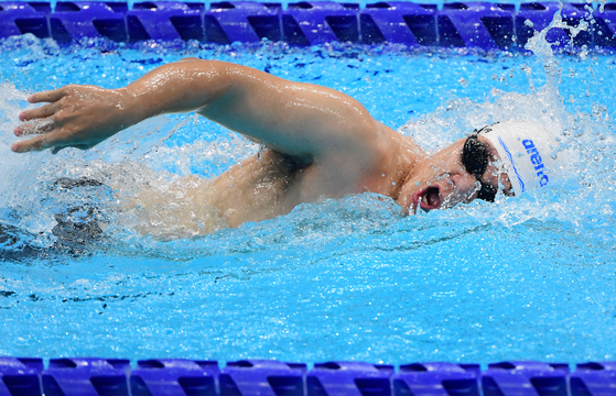 Jo Gi-seong swims in the S4 men's 100-meter freestyle final race at the Tokyo Aquatics Centre on Thursday evening. [JOINT PRESS CORPS]