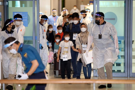 Afghan evacuees arrive at Incheon International Airport on Friday. After a first group of 377 arrived on Thursday, the Korean military completed its evacuation operation on Friday by bringing in a second group of 13 .  [YONHAP] 