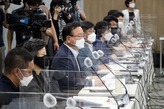 Prime Minister Kim Boo-kyum heads a meeting on youth policy at start-up center Front1 in Mapo District, Seoul, on Thursday. [YONHAP]