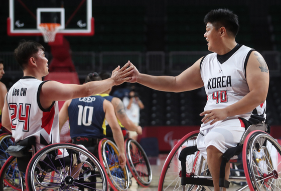 Korean wheelchair basketball players celebrate after scoring in the fourth quarter of a game against Colombia at the 2020 Tokyo Paralympics. [NEWS1]