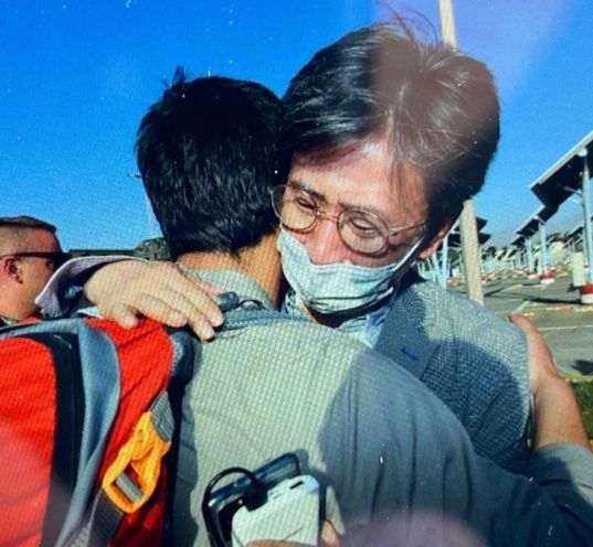 Kim Il-eung, minister counsellor of Korea to Afghanistan, embraces an Afghan with whom he had worked with before, at the airport in Kabul on Aug. 25. The photo has been provided by the Ministry of Foreign Affairs. [NEWS1]