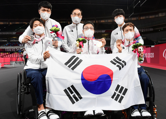 Joo Young-dae, center, won Korea’s first gold medal of the Tokyo Paralympics on Monday, beating teammate Kim Hyeon-uk, left, in the men’s table tennis class one gold medal match. Kim took silver and Nam Ki-won, also of Korea, took one of two bronze medals. [NEWS1]