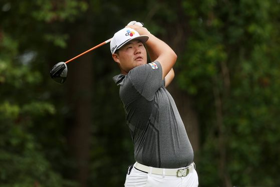 Im Sung-jae plays his shot from the fifth tee during the final round of the BMW Championship at Caves Valley Golf Club on Sunday in Owings Mills, Maryland. [AFP/YONHAP]