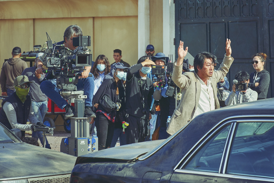 The film was entirely shot overseas, with the Korean staff collaborating closely with local staff in Morocco. [LOTTE ENTERTAINMENT]             