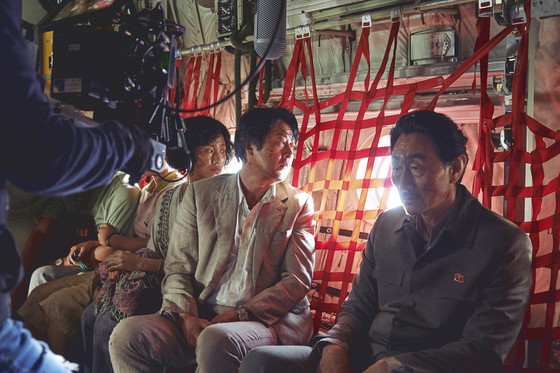 Actors Kim Yoon-seok, left, and Huh Joon-ho on the film set [LOTTE ENTERTAINMENT]             