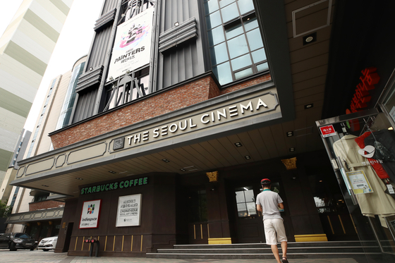 A visitor walks into The Seoul Cinema, located in central Seoul, on Tuesday afternoon, a day before the theater shuts down after 42 years of operation. The cinema held a ″Thank You″ event and gave free tickets to the first 100 visitors who arrived on Tuesday. [YONHAP]
