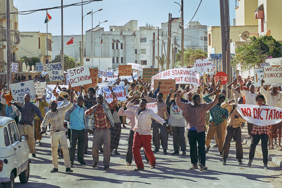 A scene from the film "Escape From Mogadishu," portraying Somali civilians protesting against the central government. [LOTTE ENTERTAINMENT]             