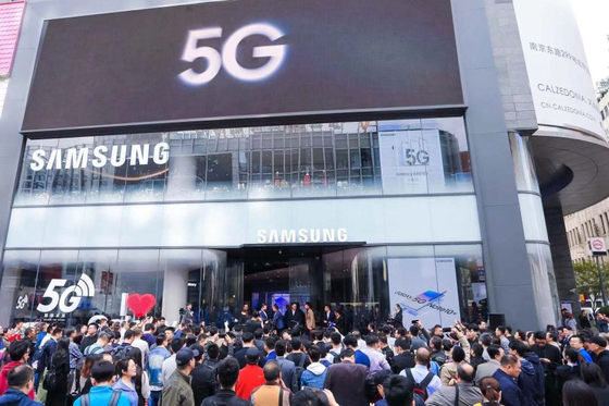 A Samsung Electronics store that was opened in October in Shanghai, China, is crowded with customers. [SAMSUNG ELECTRONICS]