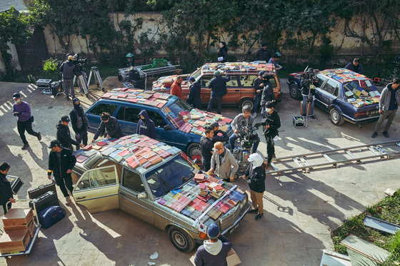 A car chase scene in the film as embassy workers and their families attempt to escape to the embassy of Italy is one of the most dramatic in the film. [LOTTE ENTERTAINMENT]             